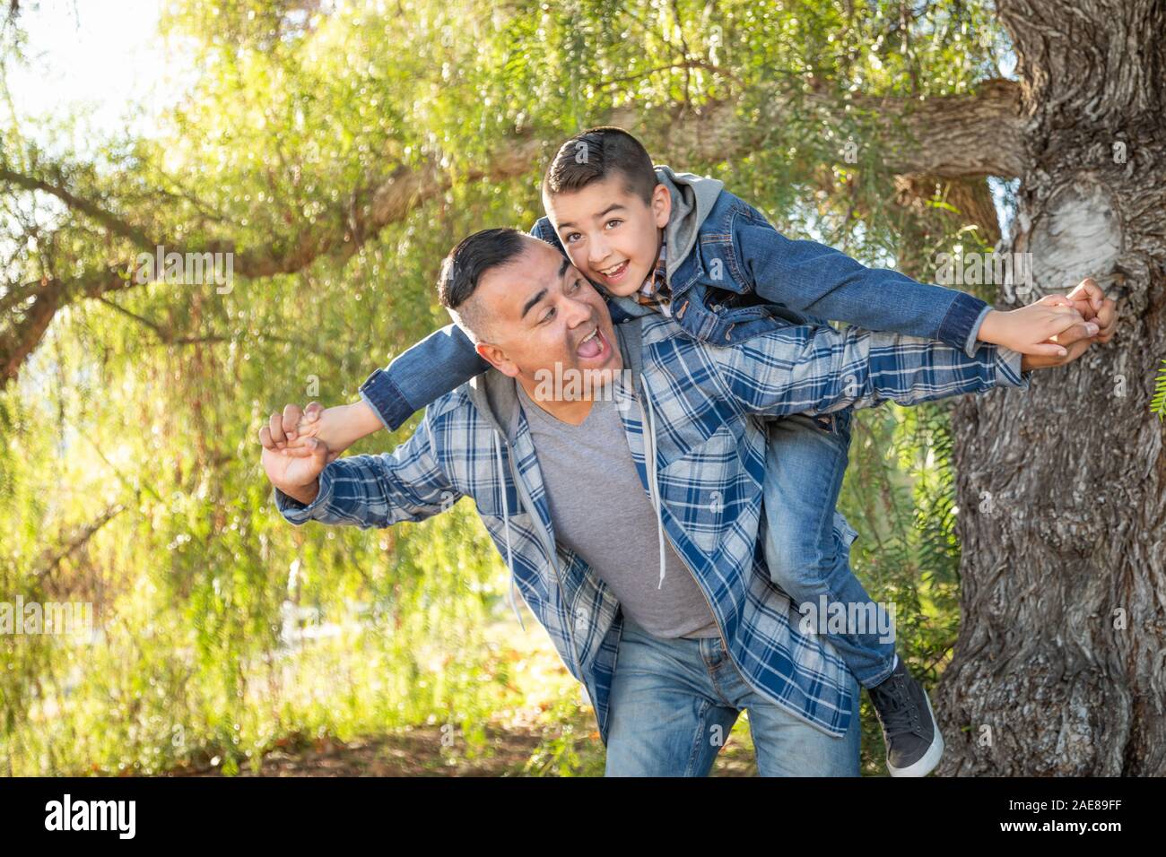 Gemischte Rasse Vater und Sohn Spaß Huckepack im Freien. Stockfoto