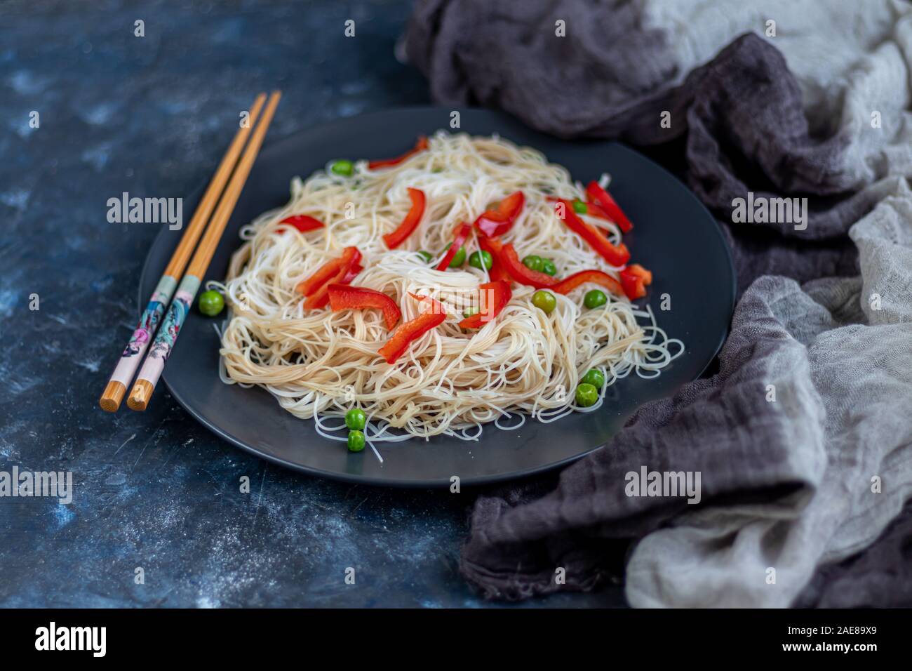Seswan Reis Nudeln oder hakka oder Chow main Gemüse Nudeln. In-demand Indochinesischen Rezepte, serviert in einer Schüssel oder Teller mit Holz- Stäbchen. Stockfoto