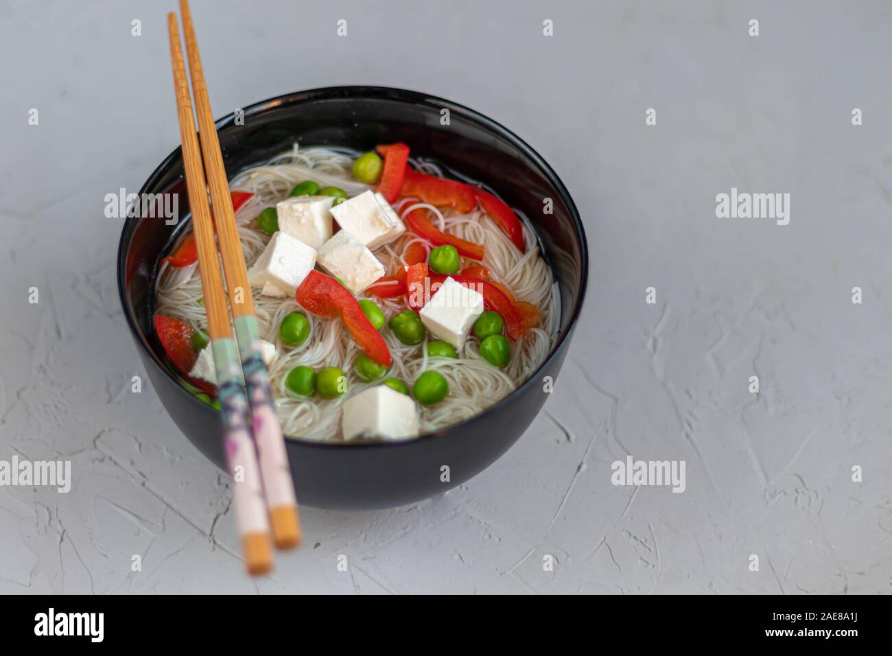 Seswan Reis Nudeln oder hakka oder Chow main Gemüse Nudeln. In-demand Indochinesischen Rezepte, serviert in einer Schüssel oder Teller mit Holz- Stäbchen. Stockfoto