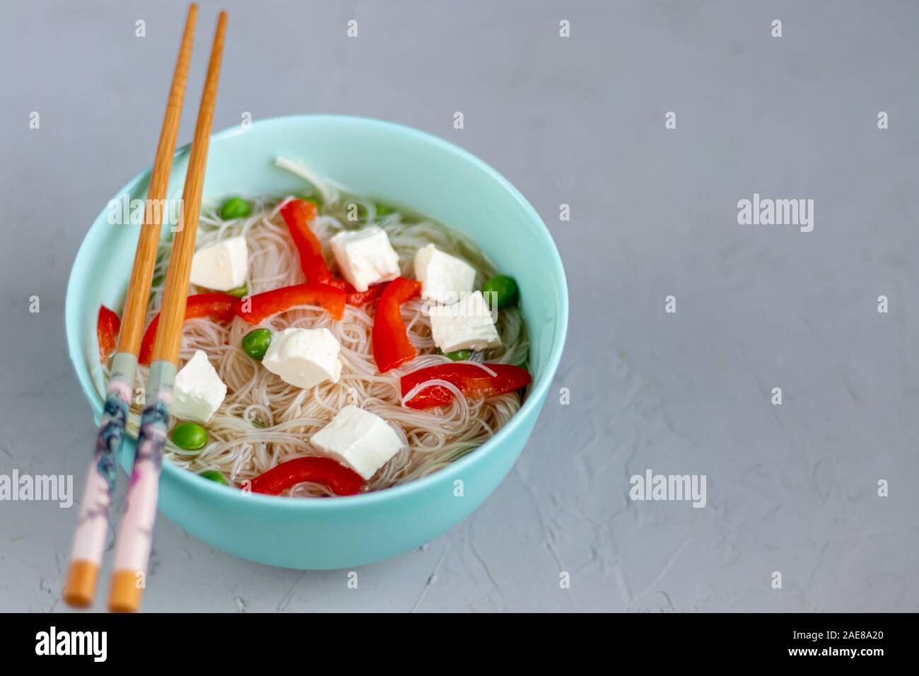 Seswan Reis Nudeln oder hakka oder Chow main Gemüse Nudeln. In-demand Indochinesischen Rezepte, serviert in einer Schüssel oder Teller mit Holz- Stäbchen. Stockfoto