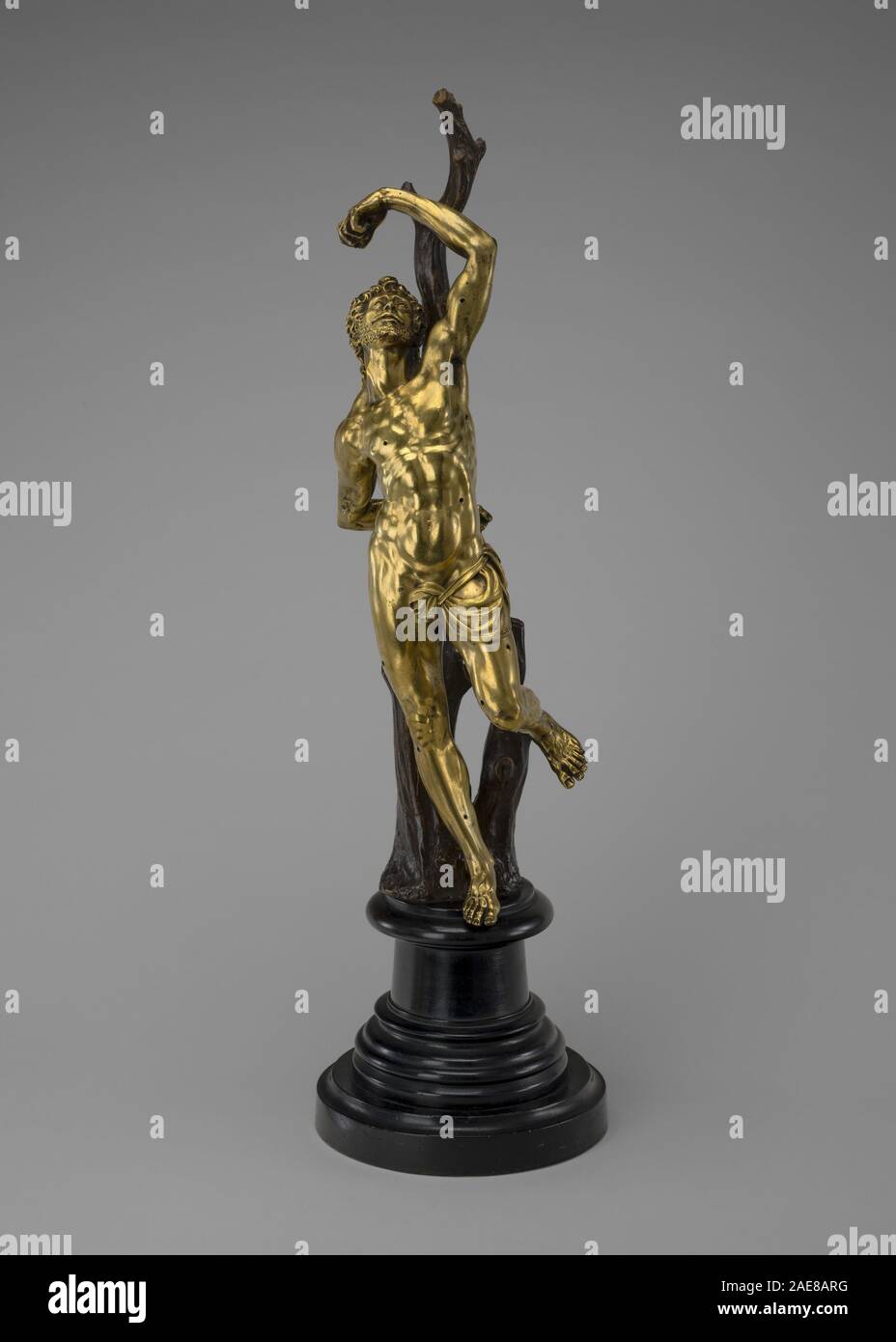 Darstellung des heiligen Sebastian aus dem frühen 17. Jahrhundert, die dem Kreis von Hubert Gerhard zugeschrieben wird und den christlichen Märtyrer darstellt, der an einen Pfosten gebunden und mit Pfeilen durchbohrt ist. Stockfoto