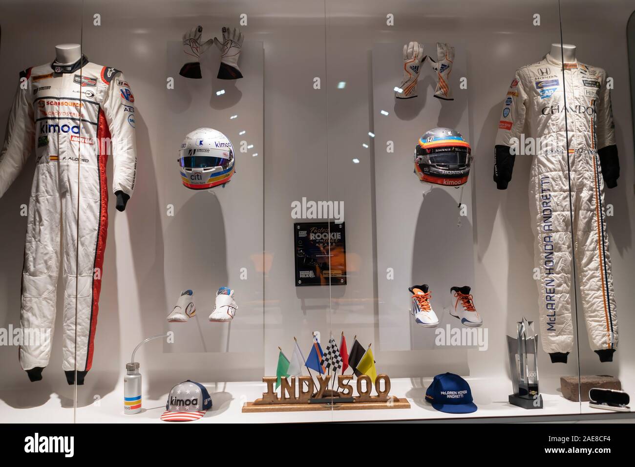 Fernando Alonso der Ausrüstung und Trophäen an Indy Car 2017. Foto bei der Fernando Alonso Museum am 5. Dezember 2019 in Asturien, Spanien. Stockfoto