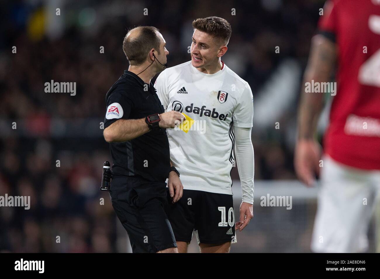 Das Craven Cottage, London, UK. 7 Dez, 2019. Tom Cairney von Fulham Proteste mit gleichreferent Jeremy Simpson für eine Strafe bei der EFL Sky Bet Championship Match zwischen Fulham und Bristol City im Craven Cottage, London verweigert wird. Foto von salvio Calabrese. Nur die redaktionelle Nutzung, eine Lizenz für die gewerbliche Nutzung erforderlich. Keine Verwendung in Wetten, Spiele oder einer einzelnen Verein/Liga/player Publikationen. Credit: UK Sport Pics Ltd/Alamy leben Nachrichten Stockfoto