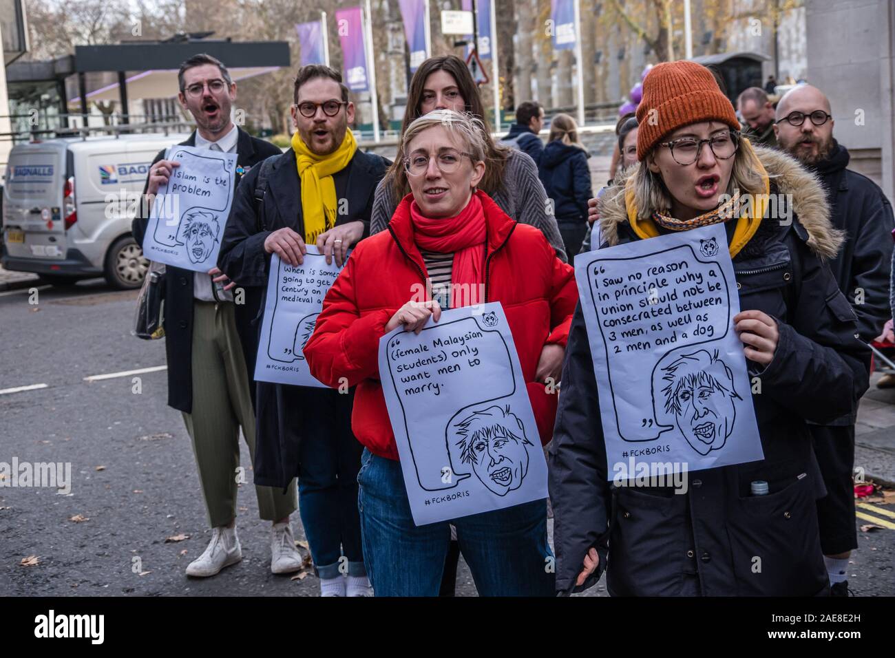 London, Großbritannien. 7. Dezember 2019. Die Menschen halten Plakate mit beleidigenden Äußerungen von Boris Johnson. Er sagte einmal: "Wenn homosexuelle Verbindung OK, dann war ich sah keinen Grund, warum eine Union grundsätzlich nicht zwischen den drei Männer und ein Hund geweiht werden sollte." LGBT + Mitkämpfer, der aufgenommen haben Boris's Label "bum Boys' eine Hochzeit für 3 Männer und ein Hund draußen Tory Kampagne HQ im Protest gegen diese und seine anderen homophoben, rassistischen und sexistischen Äußerungen, ableist vor marschieren zu einer Kundgebung außerhalb Downing St. Peter Marshall / alamy Leben Nachrichten Stockfoto