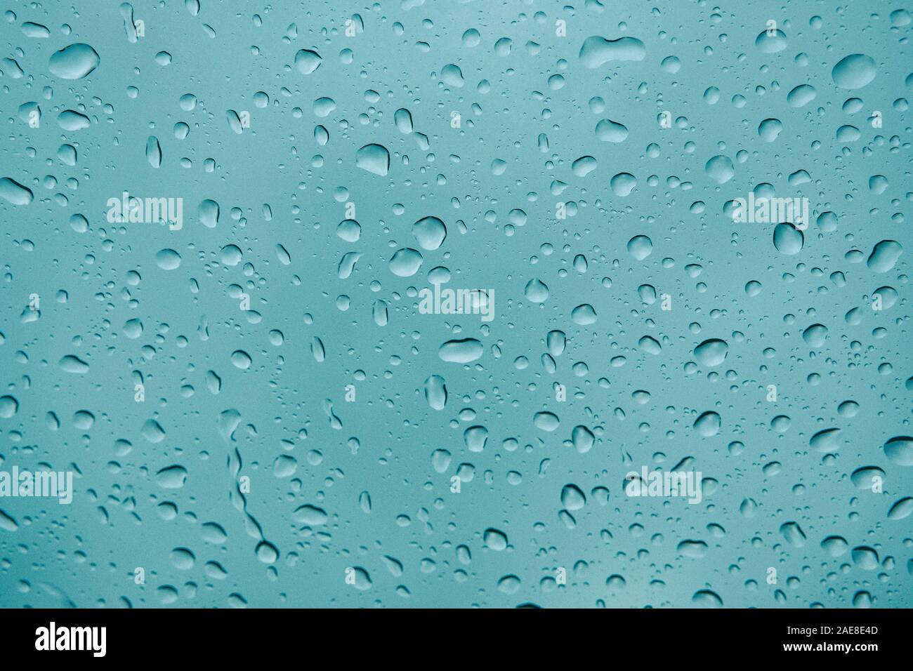 Regen fällt auf Fenster. Herbst Regen auf dem Auto Glas, selektiver Fokus auf Regentropfen. Stockfoto Regen fällt auf Fenster. Herbst Regen auf dem Auto Glas, selektiver Fokus auf Regentropfen. Stockfoto