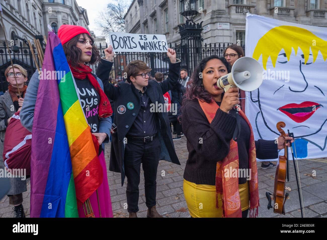 London, Großbritannien. 7. Dezember 2019. 'Bum Boys gegen Boris' Rally in Downing St. Boris Johnson sagte: "Wenn homosexuelle Verbindung OK, dann war ich sah keinen Grund, warum eine Union grundsätzlich nicht zwischen den drei Männer und ein Hund geweiht werden sollte." LGBT + Mitkämpfer, der aufgenommen haben Boris's Label "bum Boys' eine Hochzeit für 3 Männer und ein Hund draußen Tory Kampagne HQ im Protest gegen diese und seine anderen homophoben, rassistischen und sexistischen Äußerungen, ableist vor marschieren zu einer Kundgebung außerhalb Downing St. Peter Marshall / alamy Leben Nachrichten Stockfoto