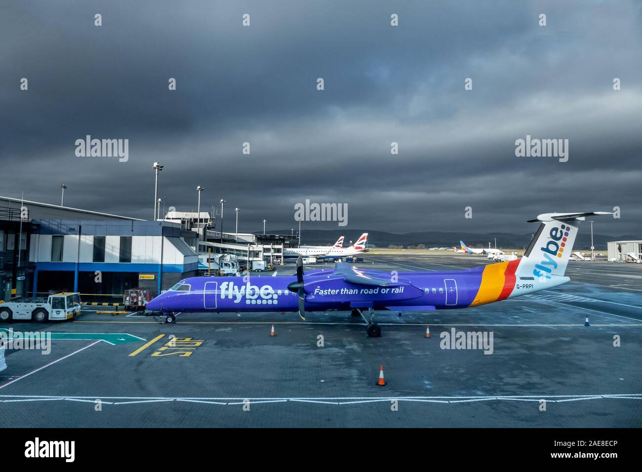 Flugzeuge am Flughafen Glasgow geparkt Stockfoto
