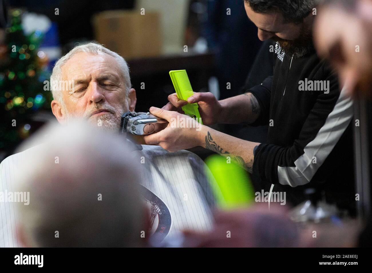 Carmarthen, Großbritannien. 7. Dezember, 2019. Fraktionsvorsitzender der Labour-Partei, Jeremy Corbyn hat seinen Bart auf der großen Mel Friseur in Carmarthen, West Wales getrimmt. Credit: gruffydd Ll. Thomas/Alamy leben Nachrichten Stockfoto