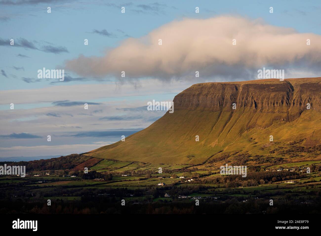 Benbulbin Felsen über dem Gras bedeckte Dünen und Wald aus Strandhill, County Sligo, Connacht, Irland gesehen Stockfoto