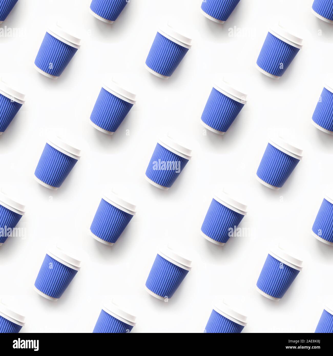 Nahtlose Muster von Classic blau/takeaway Pappbecher auf weißem Hintergrund. Flach. Ansicht von oben. Stockfoto