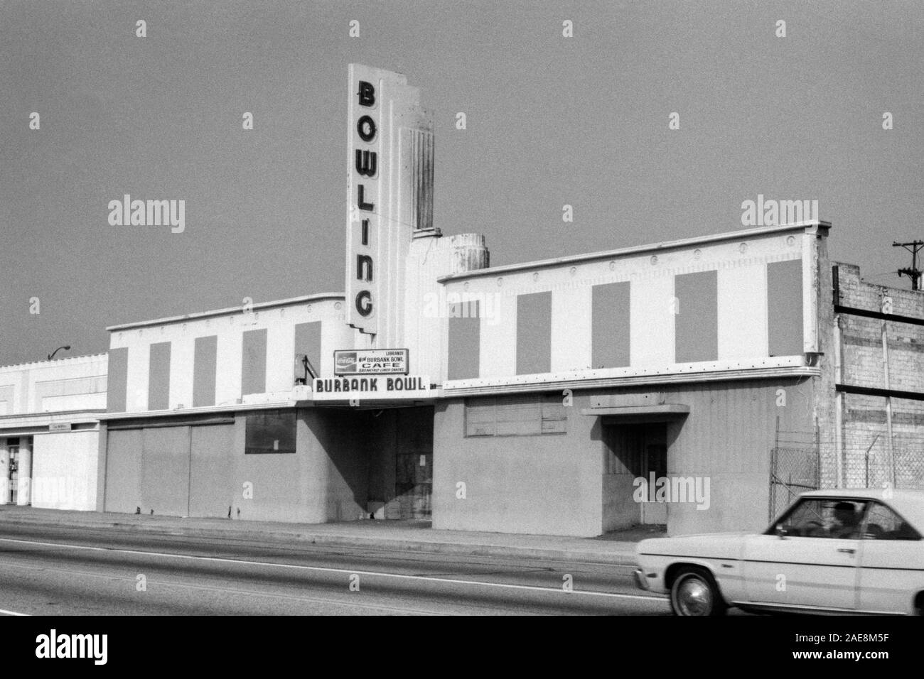 Burbank, Kalifornien, USA - 1985: Archivierung schwarz und weiß Editorial des Art deco Burbank Schüssel Kegelbahn. Gebäude abgerissen. Stockfoto