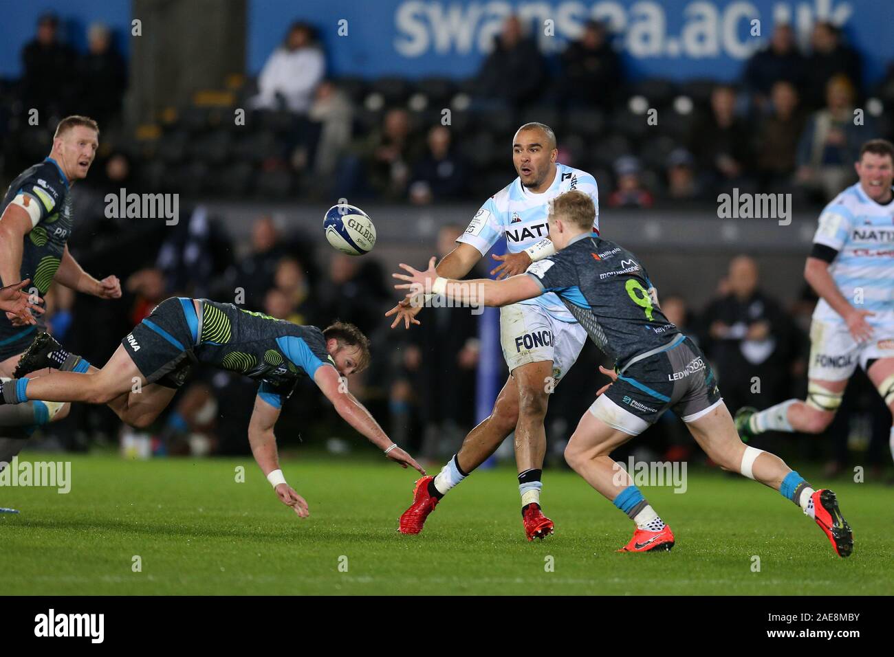 Swansea, Großbritannien. 7 Dez, 2019. Simon Zebo, der Irland international und Racing 92 Voll Zurück sieht die Kugel weit zu überschreiten. Heineken Champions Cup match, pool 4, Fischadler v Racing 92 Rugby an der Liberty Stadium in Swansea, Südwales am Samstag, den 7. Dezember 2019. pic von Andrew Obstgarten, Credit: Andrew Orchard sport Fotografie/Alamy leben Nachrichten Stockfoto