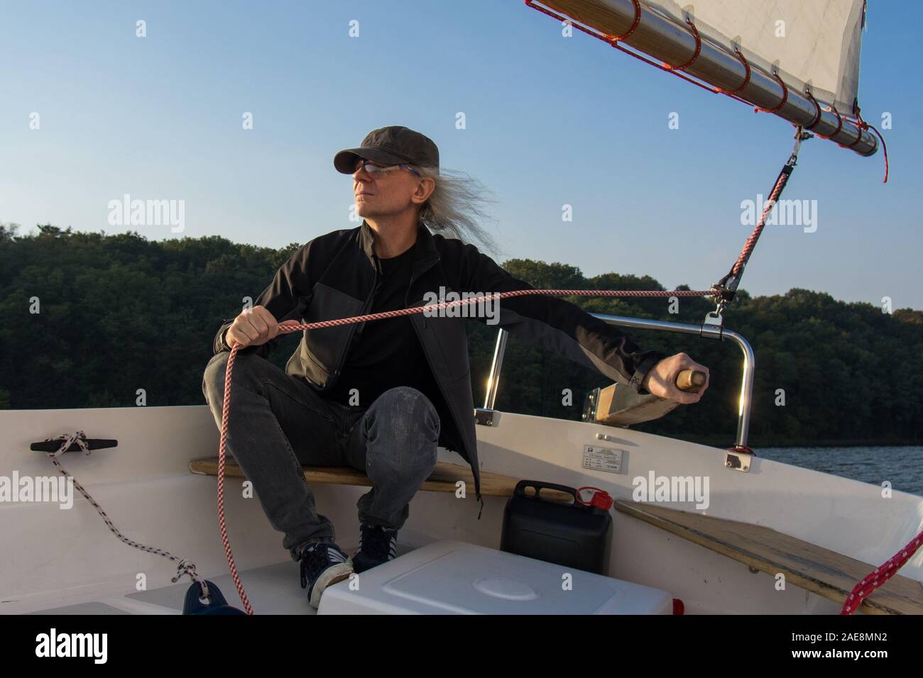 Ein Mann Segeln ein großes Boot auf dem Stausee Zegrze, Polen Stockfoto