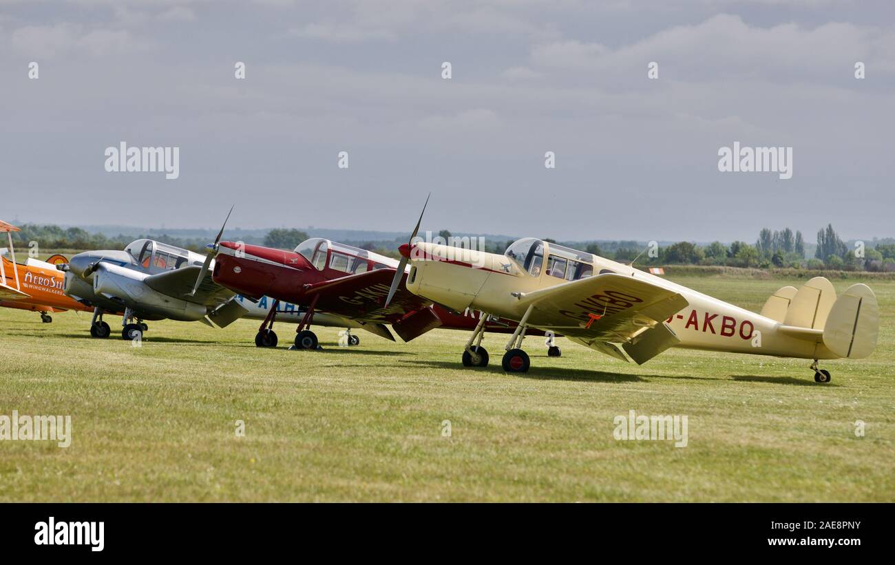 2 Meilen Messenger M 38 Flugzeuge (G-AKIN/A-AKHP) und Miles M.65 Gemini (G-AKBO) auf der Flightline in Duxford Air Festival Airshow am 26. Mai 2019 Stockfoto