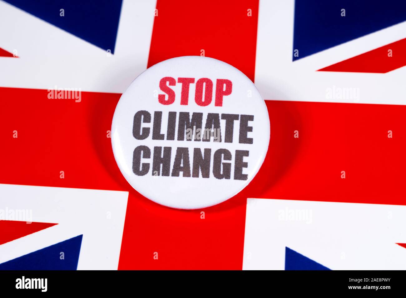 London, Großbritannien - 22 November 2019: Ein Stop Climate Change Abzeichen, dargestellt über die die Flagge des Vereinigten Königreichs. Stockfoto