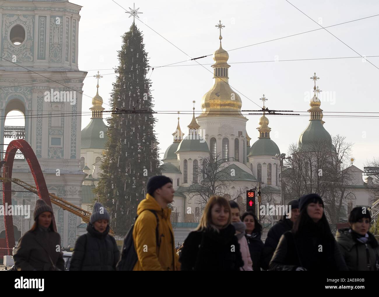 Kiew, Ukraine. 7 Dez, 2019. Ein Blick auf die wichtigsten Weihnachtsbaum und St. Sophia Kathedrale während der Vorbereitung auf die Eröffnung der "Neuen Jahr holiday Town', über St. Sophia in Kiew. Die wichtigsten Weihnachtsbaum des Landes, deren Höhe mehr als 20 Meter hoch, wird mit 800 themed Spielwaren und mehr als 3 km von bunten Girlanden dekoriert, entsprechend dem offiziellen Portal der ukrainischen Hauptstadt. Riesige Figuren der Nussknacker und Helden der animierten Serie über Kosaken wird 'bewacht' durch den Weihnachtsbaum. Die wichtigsten ukrainischen Weihnachtsbaum auf St. Sophia in Kiew ist auf Stockfoto