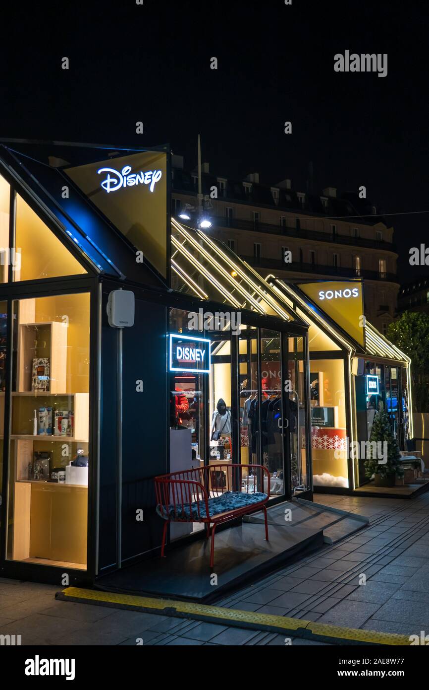 Paris, Frankreich, 4. Dezember 2019: Weihnachten Pop-up-store von Glas siehe Disny und Sonos außerhalb Bahnhof Gare St Lazare Stockfoto