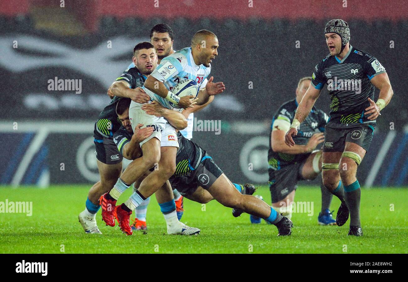 Liberty Stadium, Swansea, Glamorgan, UK. 7 Dez, 2019. European Rugby Champions Cup, Fischadler versus Racing 92; Simon Zebo der Racing 92 von Gareth Thomas und Gheorghe Gajion der Fischadler - Redaktionelle Verwendung Credit: Aktion plus Sport/Alamy Leben Nachrichten behandelt wird Stockfoto