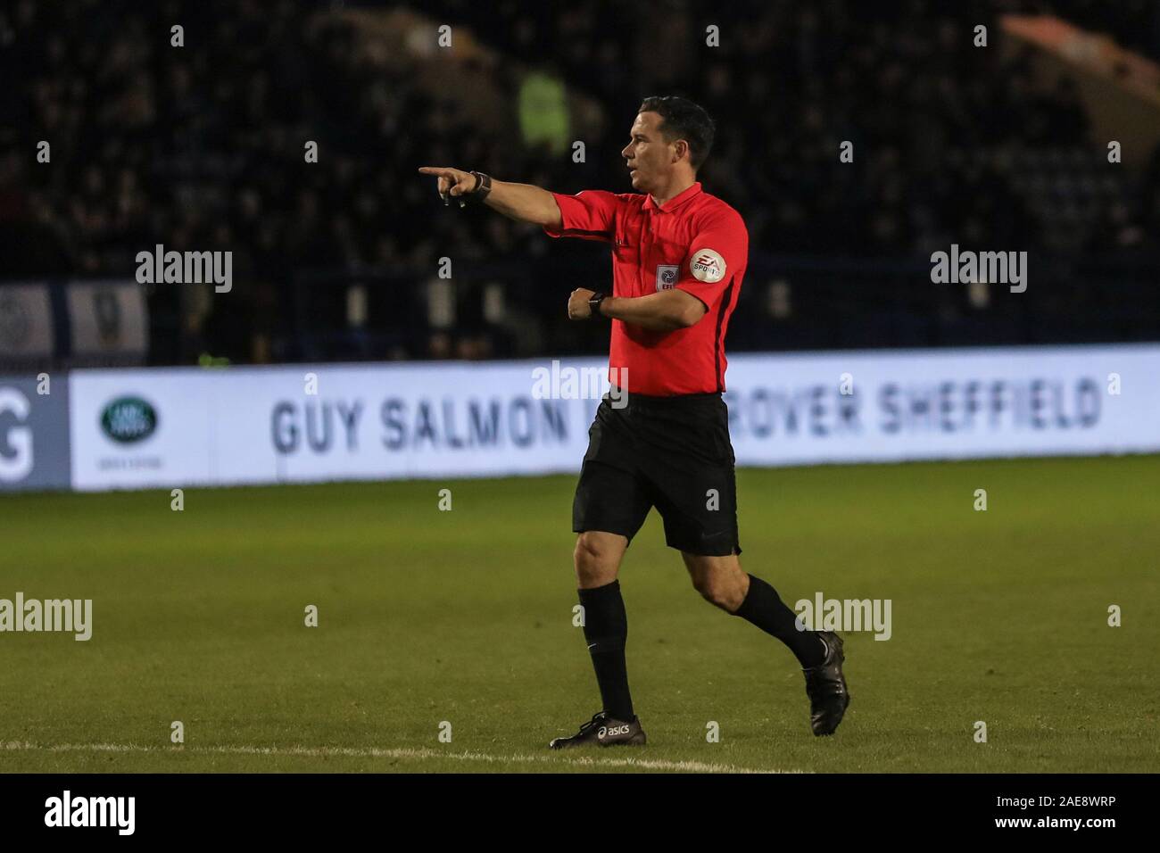 7. Dezember 2019, Hillsborough, Sheffield, England; Sky Bet Meisterschaft, Sheffield Mittwoch v Brentford: Schiedsrichter Dekan Whitestone zeigt auf den Punkt, nachdem Rico Henry (3) von Brentford übernimmt den Ball im Bereich Kredit: Mark Cosgrove/News Bilder Stockfoto