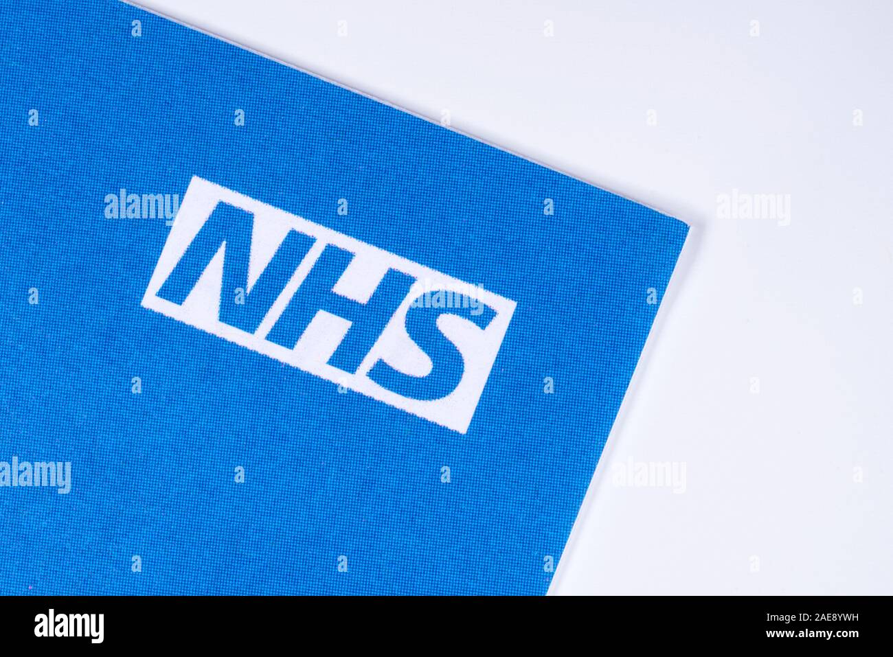 London, UK, 3. Dezember 2019: Der National Health Service, NHS-Logo, abgebildet auf eine Informationsbroschüre. Stockfoto