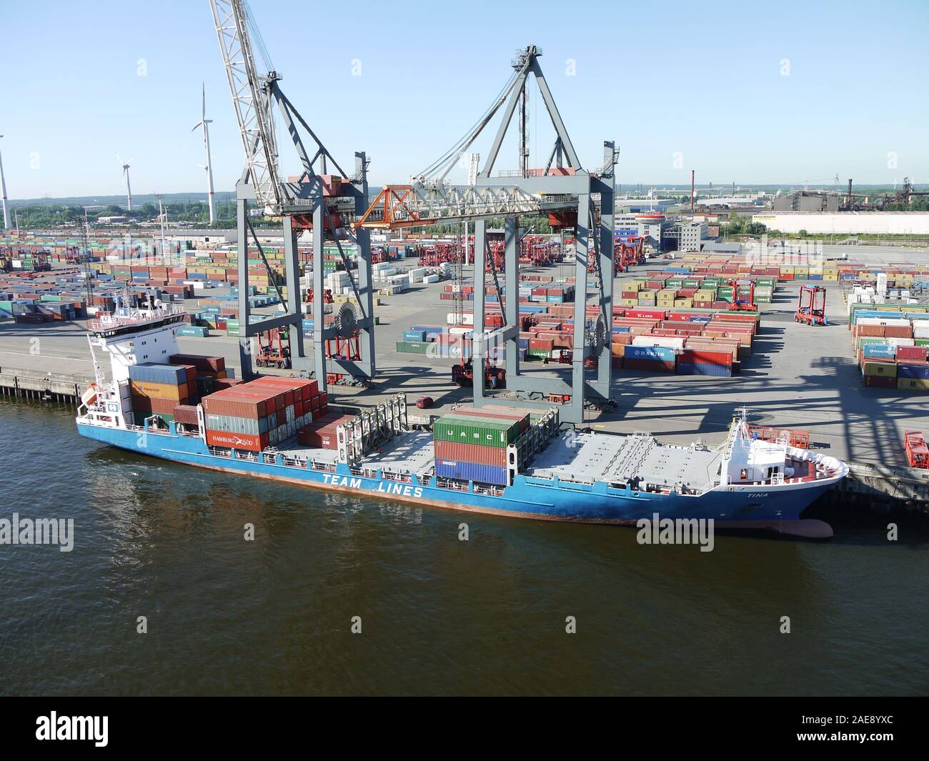 Ein Containerschiff in den Hafen von Hamburg geladen, Deutschland Stockfoto