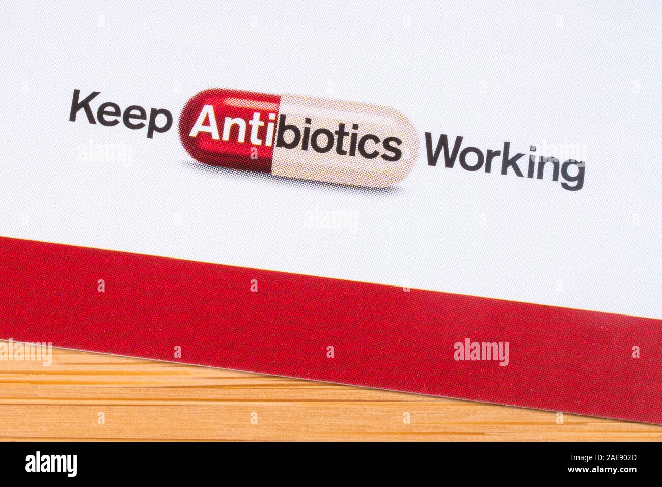 London, UK, 3. Dezember 2019: Nahaufnahme einer Halten - Antibiotika - Nachricht, auf einer medizinischen Merkblatt. Stockfoto