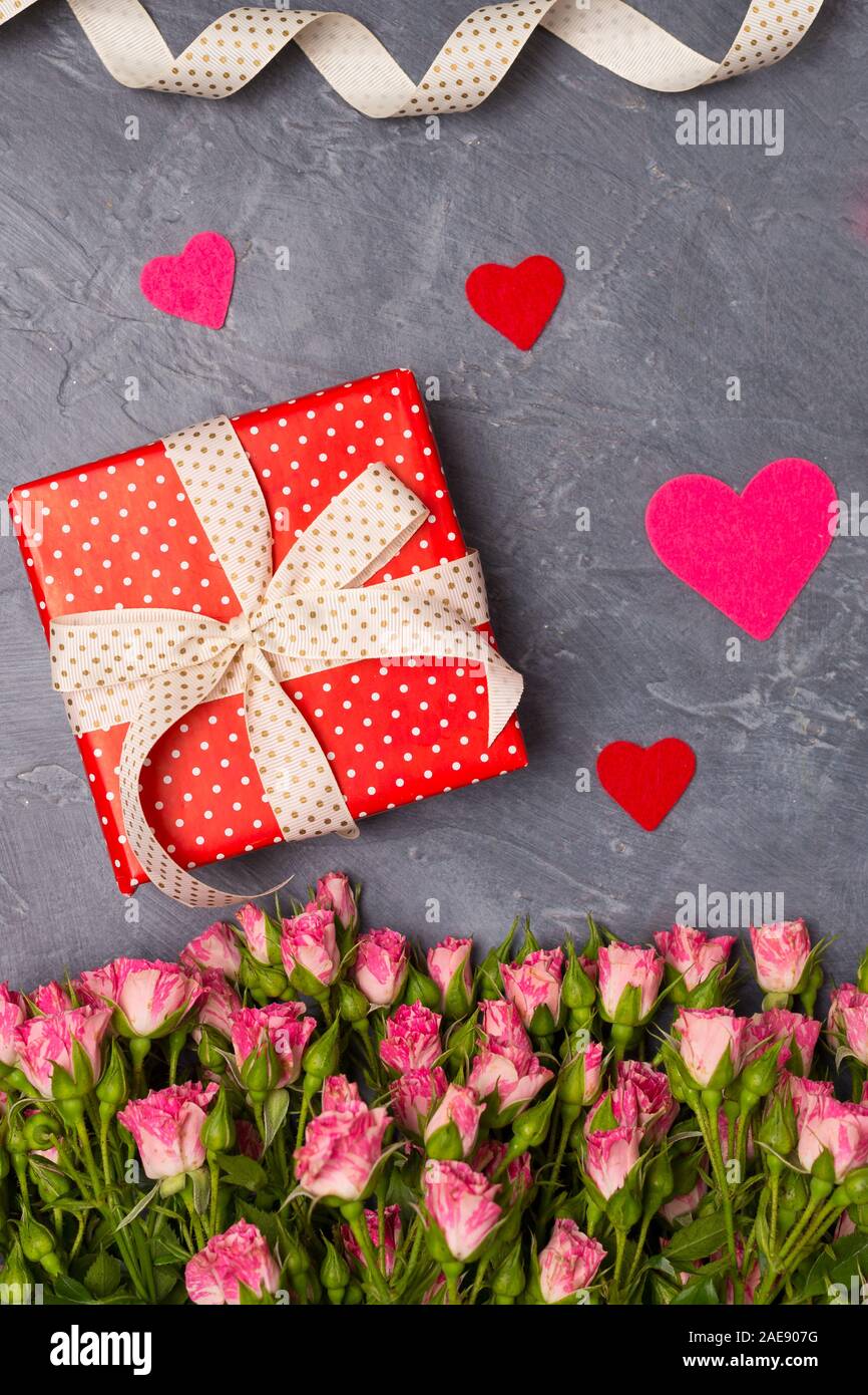 - Nahaufnahme Rosa spray Rosen Geschenk in der Red Box auf grauem Hintergrund der Frau des Tages Mutter Valentinstag Konzept kopieren Raum Stockfoto