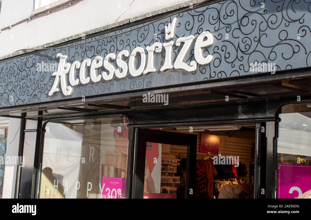 Chichester, West Sussex, UK Dezember 07, 2019, Zubehör Shop eine Kleidung Einzelhandelskette Teil der Monsun Gruppe. Stockfoto