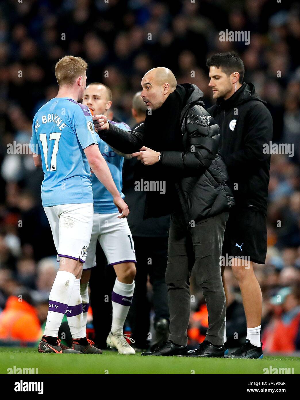 Manchester City Manager Pep Guardiola (Mitte) spricht mit dem Manchester City Kevin De Bruyne (links) Während der Premier League Match an der Etihad Stadium, Manchester. Stockfoto