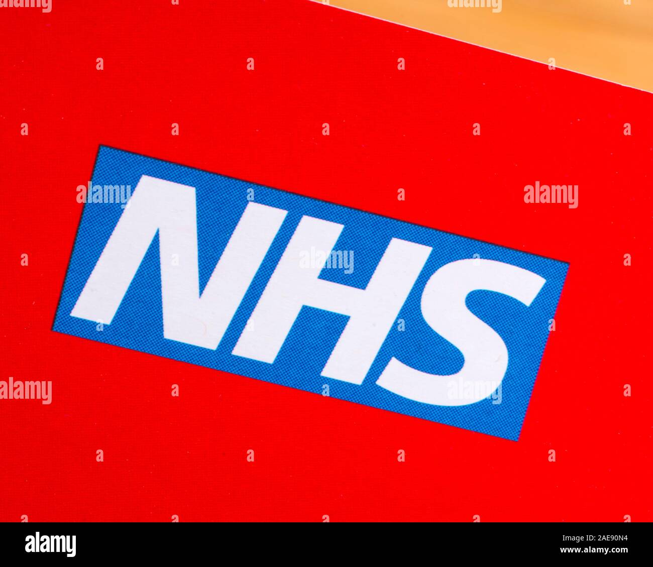 London, UK, 3. Dezember 2019: Der National Health Service, NHS-Logo, abgebildet auf eine Informationsbroschüre. Stockfoto