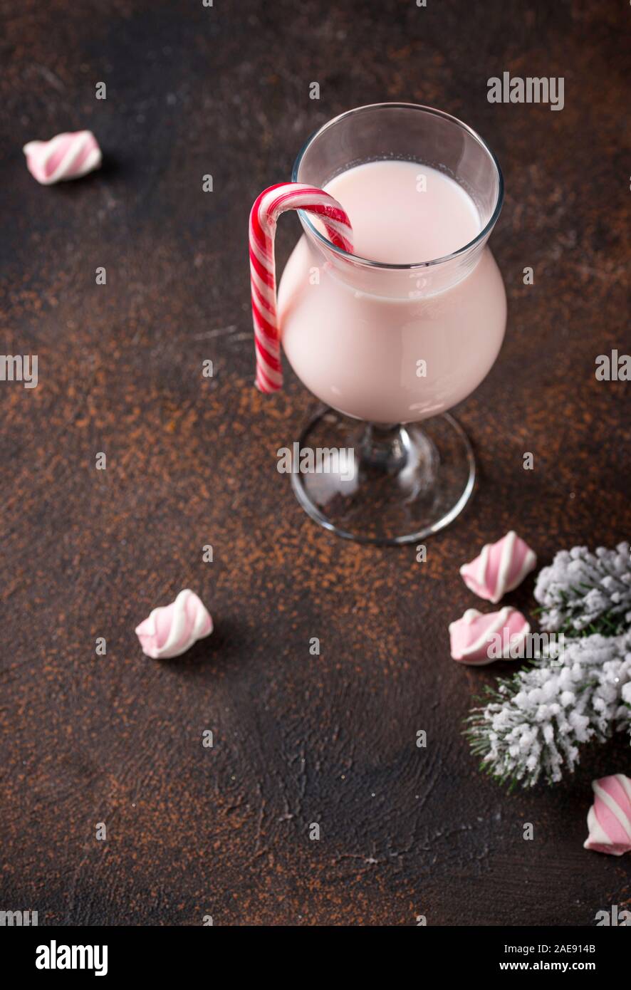 Rosa Weihnachten Cocktail mit Marshmallow Stockfoto