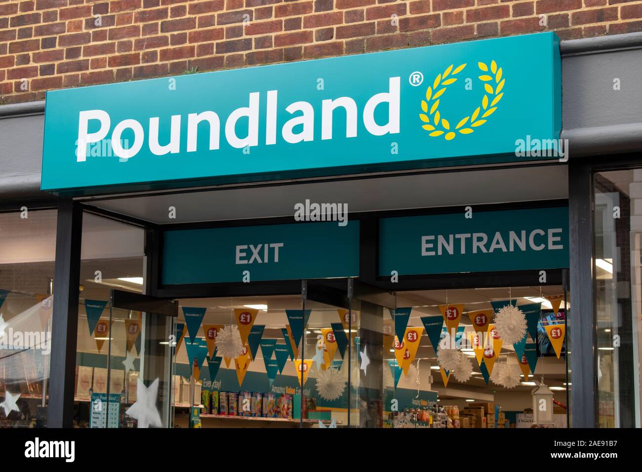 Chichester, West Sussex, UK Dezember 07, 2019, Poundland Store auf der High Street in Chichester. Stockfoto