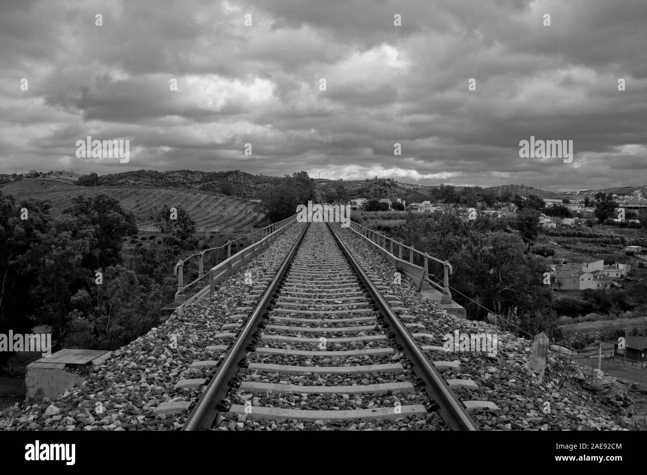 Andalusische Eisenbahnbrücke über den Tamohoso stream und der Rivera del Hueznar, ein bewölkter Tag Stockfoto