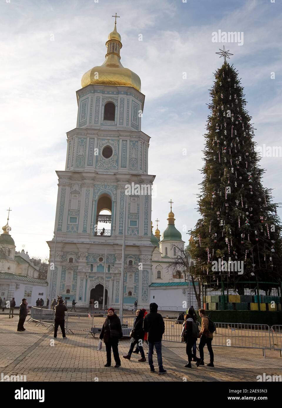 Ein Blick auf die wichtigsten Weihnachtsbaum und St. Sophia Kathedrale während der Vorbereitung auf die Eröffnung der "Neuen Jahr holiday Town', über St. Sophia in Kiew. Die wichtigsten Weihnachtsbaum des Landes, deren Höhe mehr als 20 Meter hoch, wird mit 800 themed Spielwaren und mehr als 3 km von bunten Girlanden dekoriert, entsprechend dem offiziellen Portal der ukrainischen Hauptstadt. Riesige Figuren der Nussknacker und Helden der animierten Serie über Kosaken wird 'bewacht' durch den Weihnachtsbaum. Die wichtigsten ukrainischen Weihnachtsbaum auf St. Sophia in Kiew ist eine der schönsten Weihnachten Stockfoto