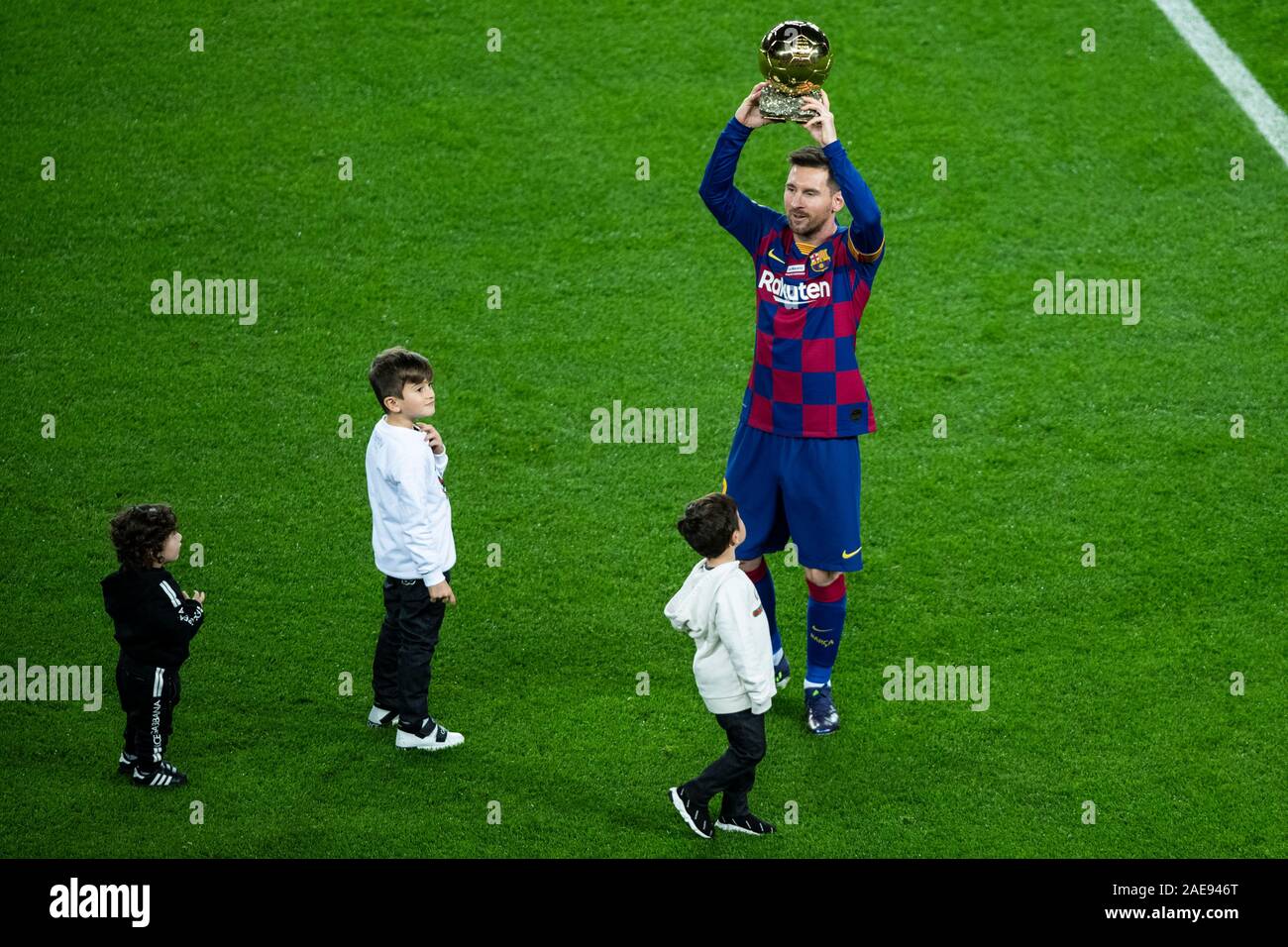 Camp Nou, Barcelona, Katalonien, Spanien. 7 Dez, 2019. Liga Fußball, Barcelona gegen Real Club Deportivo Mallorca; Leo Messi vom FC Barcelona zeigt seine neuesten FIFA Ballon de oder für die Fans im Camp Nou-redaktionelle Verwendung Credit: Aktion plus Sport/Alamy leben Nachrichten Stockfoto