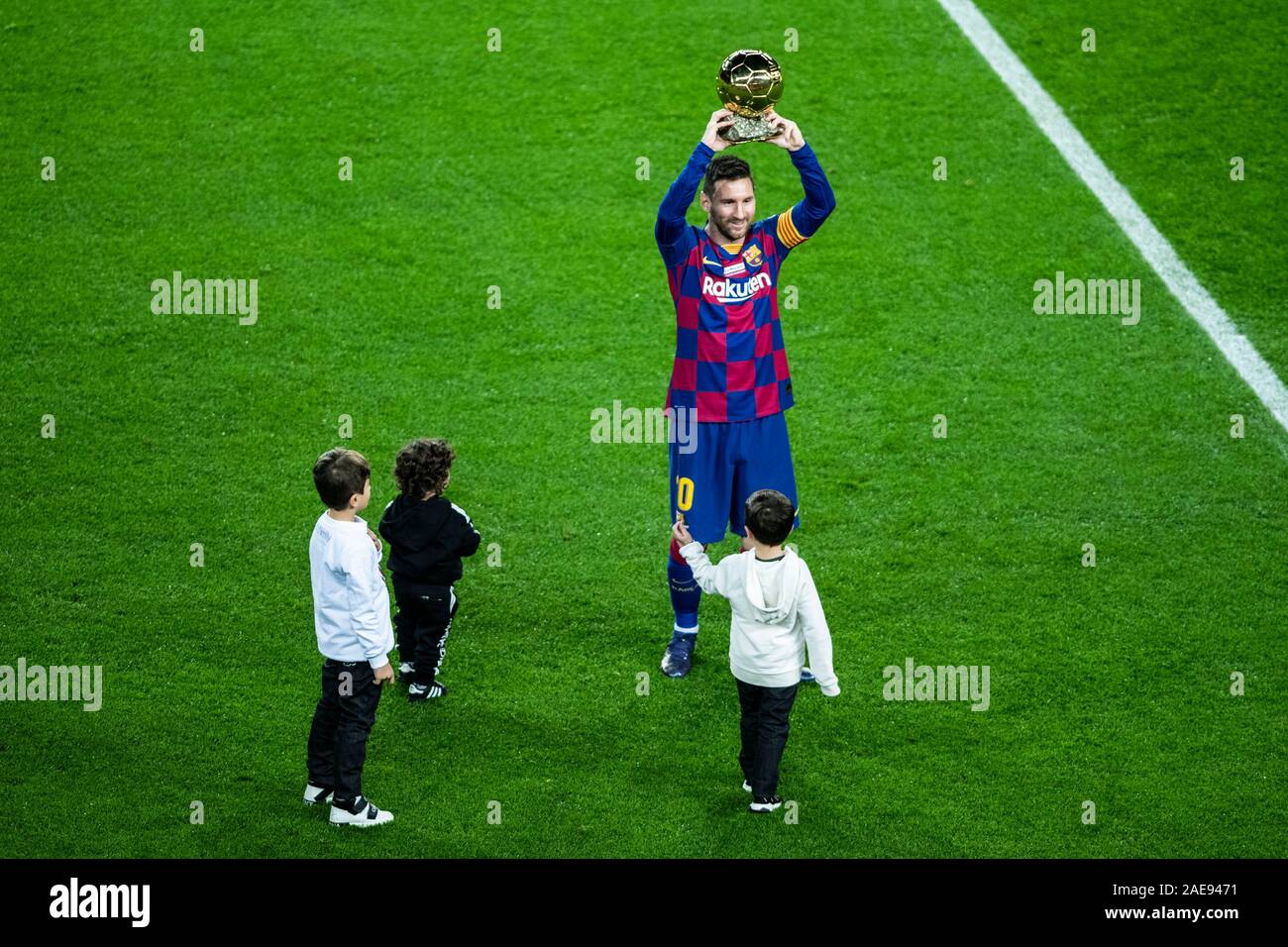 Camp Nou, Barcelona, Katalonien, Spanien. 7 Dez, 2019. Liga Fußball, Barcelona gegen Real Club Deportivo Mallorca; Leo Messi vom FC Barcelona zeigt seine neuesten FIFA Ballon de oder für die Fans im Camp Nou-redaktionelle Verwendung Credit: Aktion plus Sport/Alamy leben Nachrichten Stockfoto