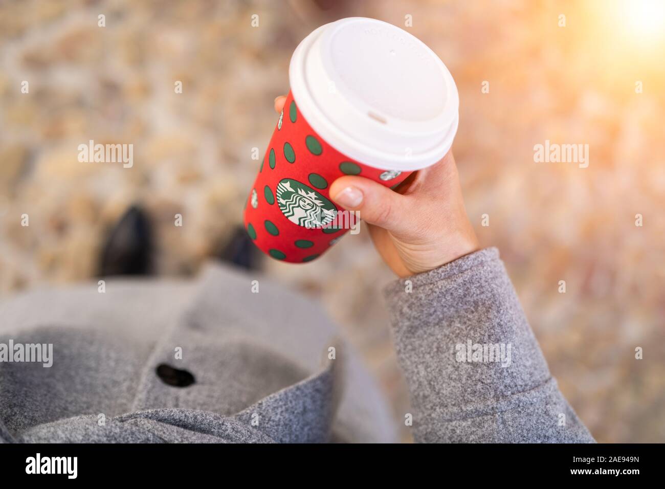 New York, USA - Dezember 5, 2019: Nahaufnahme einer Frau trinkt ein hohes Weihnachten Starbucks Kaffee auf der Straße. Sicht eines Starbucks Kaffee. Stockfoto
