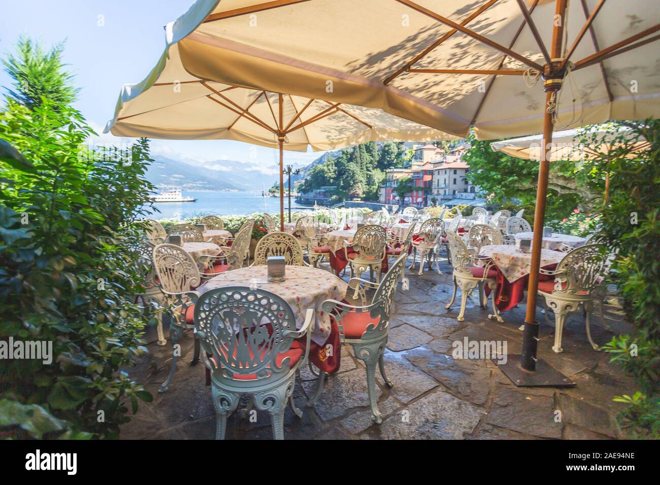 Outdoor cafe varenna lake como -Fotos und -Bildmaterial in hoher