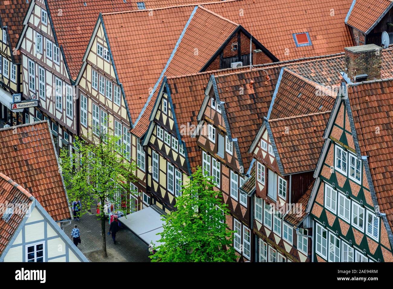 Blick über die Dächer der mittelalterlichen Altstadt von Celle, vom Turm der Stadtkirche, Stadtkirche, Celle, Niedersachsen, Deutschland Stockfoto