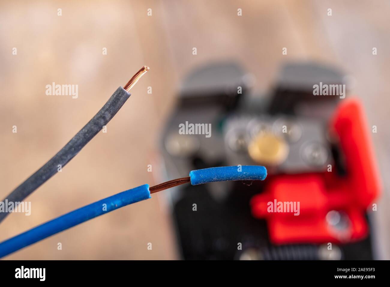 Elektrische Leitungen mit Kunststoffdämmung. Elektrisches Zubehör in der Industrie verwendet. Der dunkle Hintergrund. Stockfoto
