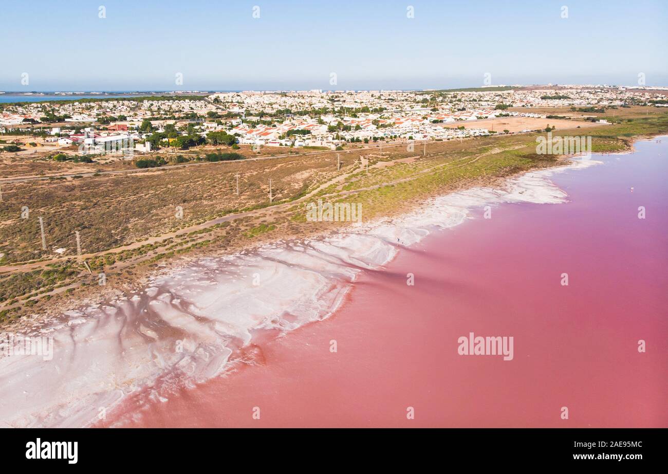 Schöne Antenne breite vibrant Summer View von Las Salinas de Torrevieja, die Rosa See von Torrevieja, rosa Salz Lagune in Torrevieja, Costa Blanca Stockfoto