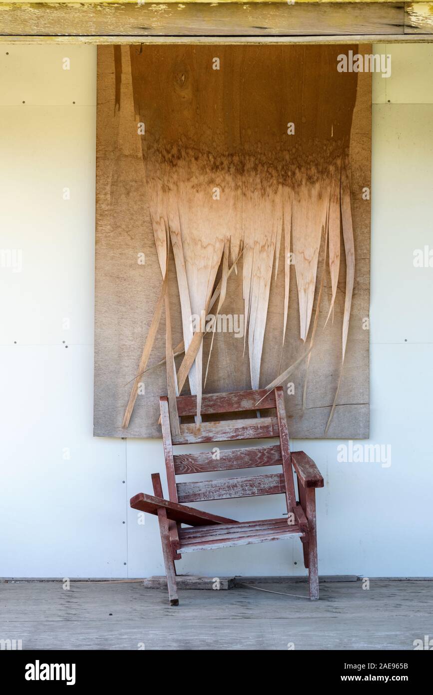 Alten Stuhl auf der Veranda eines alten Hauses in Lostine, Oregon. Stockfoto Alten Stuhl auf der Veranda eines alten Hauses in Lostine, Oregon. Stockfoto