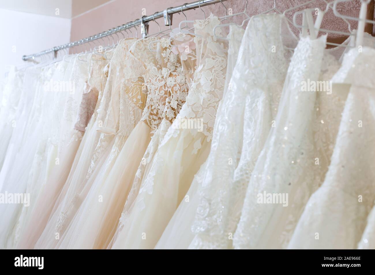 Schöne elegante Hochzeit Kleider auf einem Kleiderbügel hautnah. Stockfoto