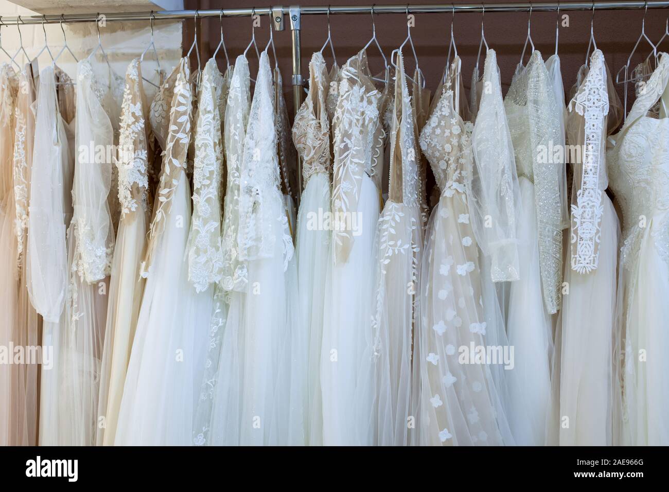 Schönen luxuriösen Hochzeit Kleider auf einem Kleiderbügel in einem bridal Salon. Stockfoto