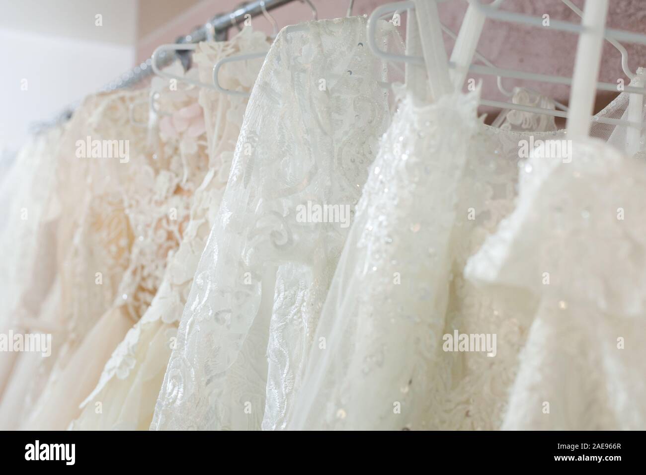 Schöne schicke Brautkleider auf einem Kleiderbügel hautnah. Stockfoto