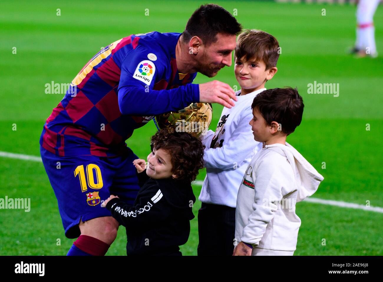 Barcelona, Spanien. 7 Dez, 2019. Messi, mit seinen Kindern, hält die FIFA Ballon d'Or Trophy vor der La Liga Match zwischen dem FC Barcelona und RCD Mallorca im Camp Nou Stadion in Barcelona, Spanien. Credit: Christian Bertrand/Alamy leben Nachrichten Stockfoto