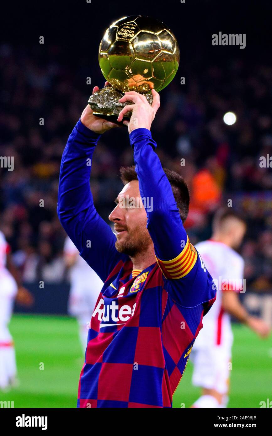 Barcelona, Spanien. 7 Dez, 2019. Messi hält die FIFA Ballon d'Or Trophy vor der La Liga Match zwischen dem FC Barcelona und RCD Mallorca im Camp Nou Stadion in Barcelona, Spanien. Credit: Christian Bertrand/Alamy leben Nachrichten Stockfoto