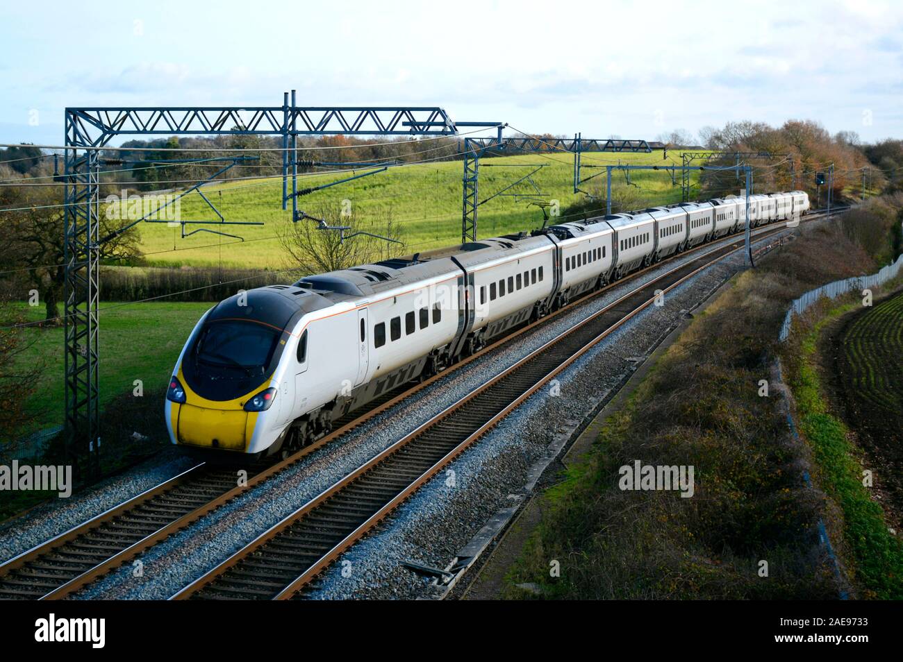 Ein Virgin Trains Class 390 Pendolino 390130 schaltet die West Coast Main Line am letzten Tag der Virgin Trains Franchise, Dezember 2019 Stockfoto