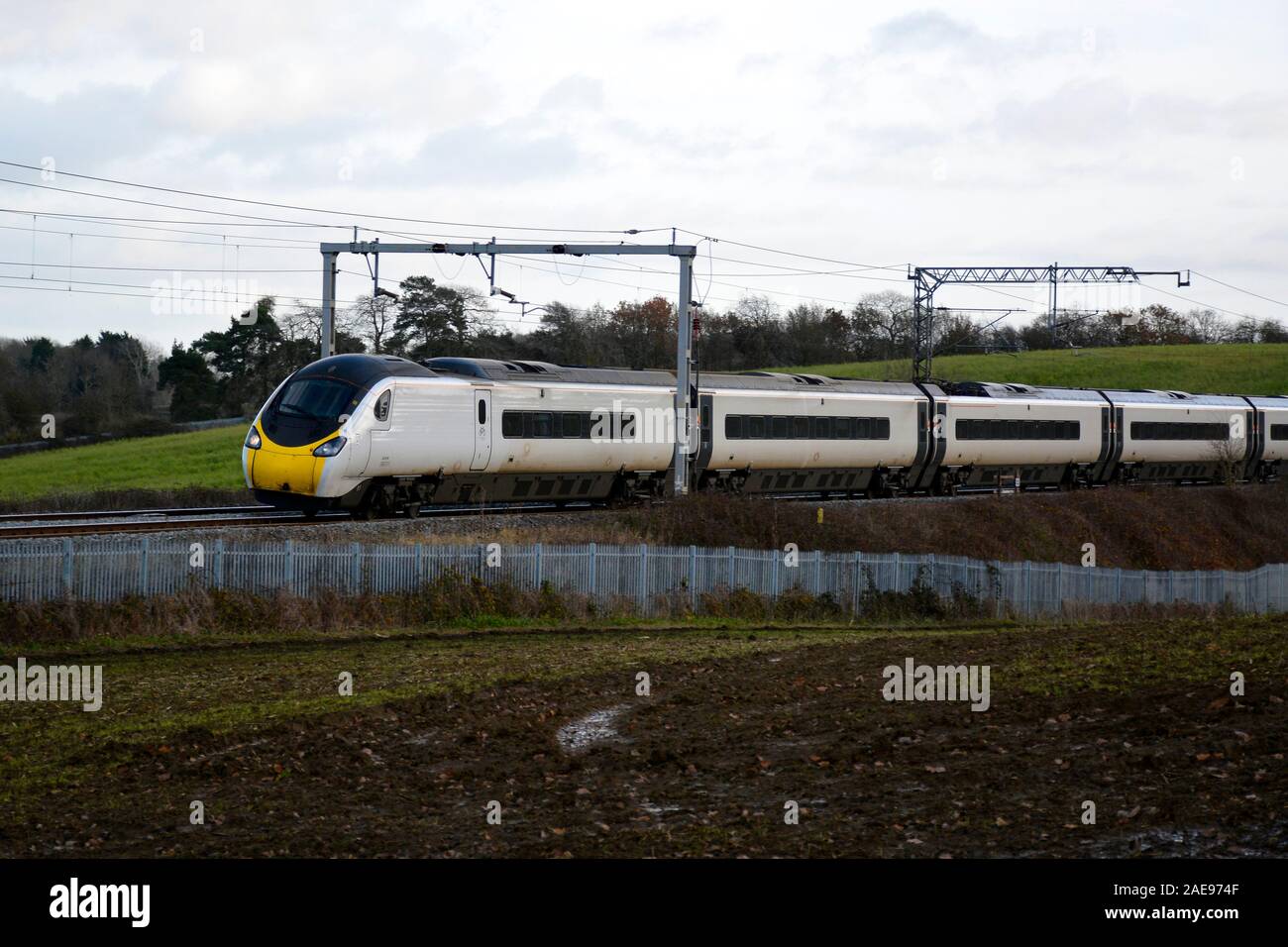 Ein Virgin Trains Class 390 Pendolino 390011 schaltet die West Coast Main Line am letzten Tag der Virgin Trains Franchise, Dezember 2019 Stockfoto