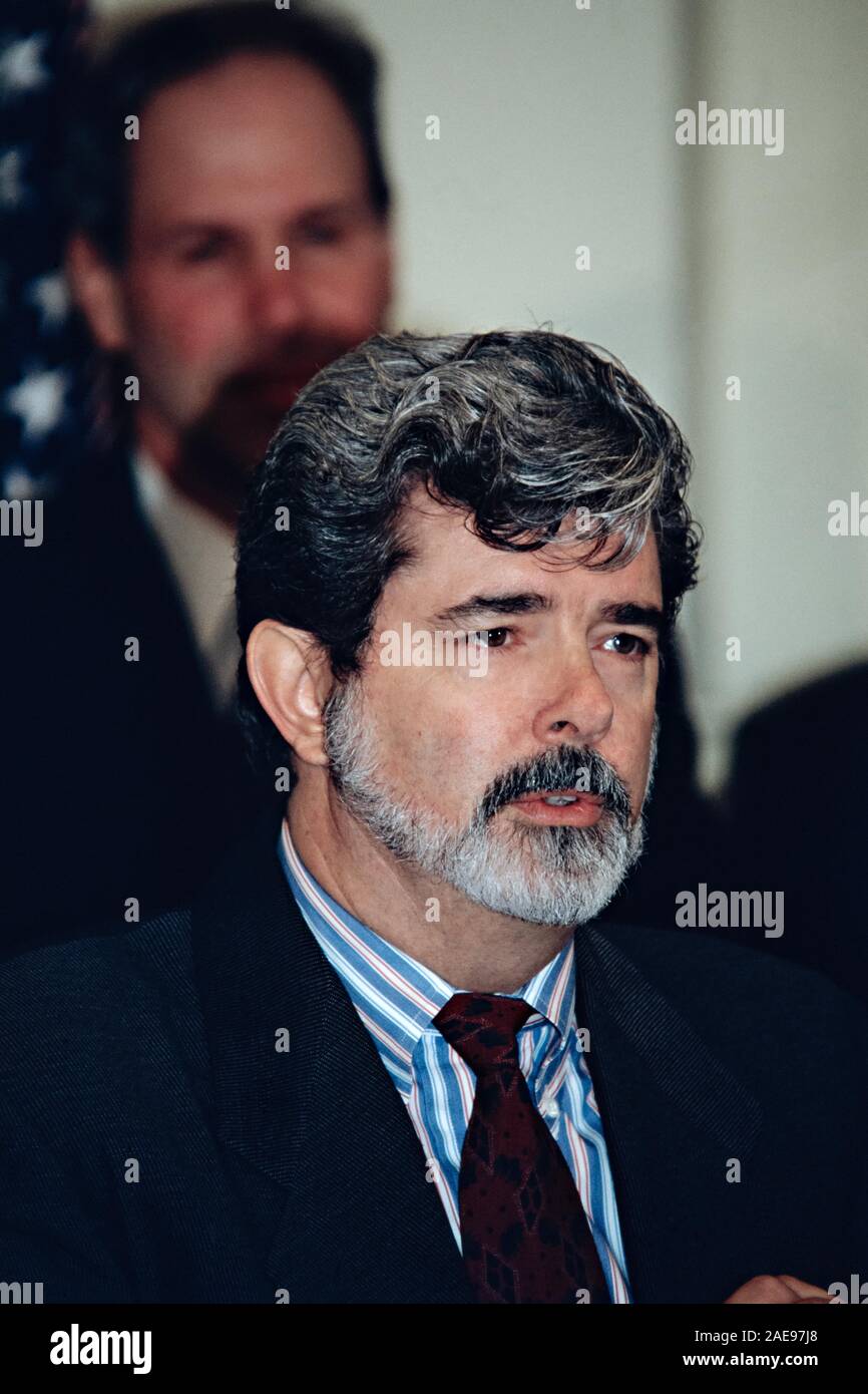Star Wars Schöpfer George Lucas, CEO von LucasFilms während einer Technologie Veranstaltung von Präsident Bill Clinton im Roosevelt Raum des Weißen Hauses Oktober 1, 1995 in Washington, DC gehostet werden. Hinter Lucas ist Time Warner CEO Michael Eisner. Stockfoto